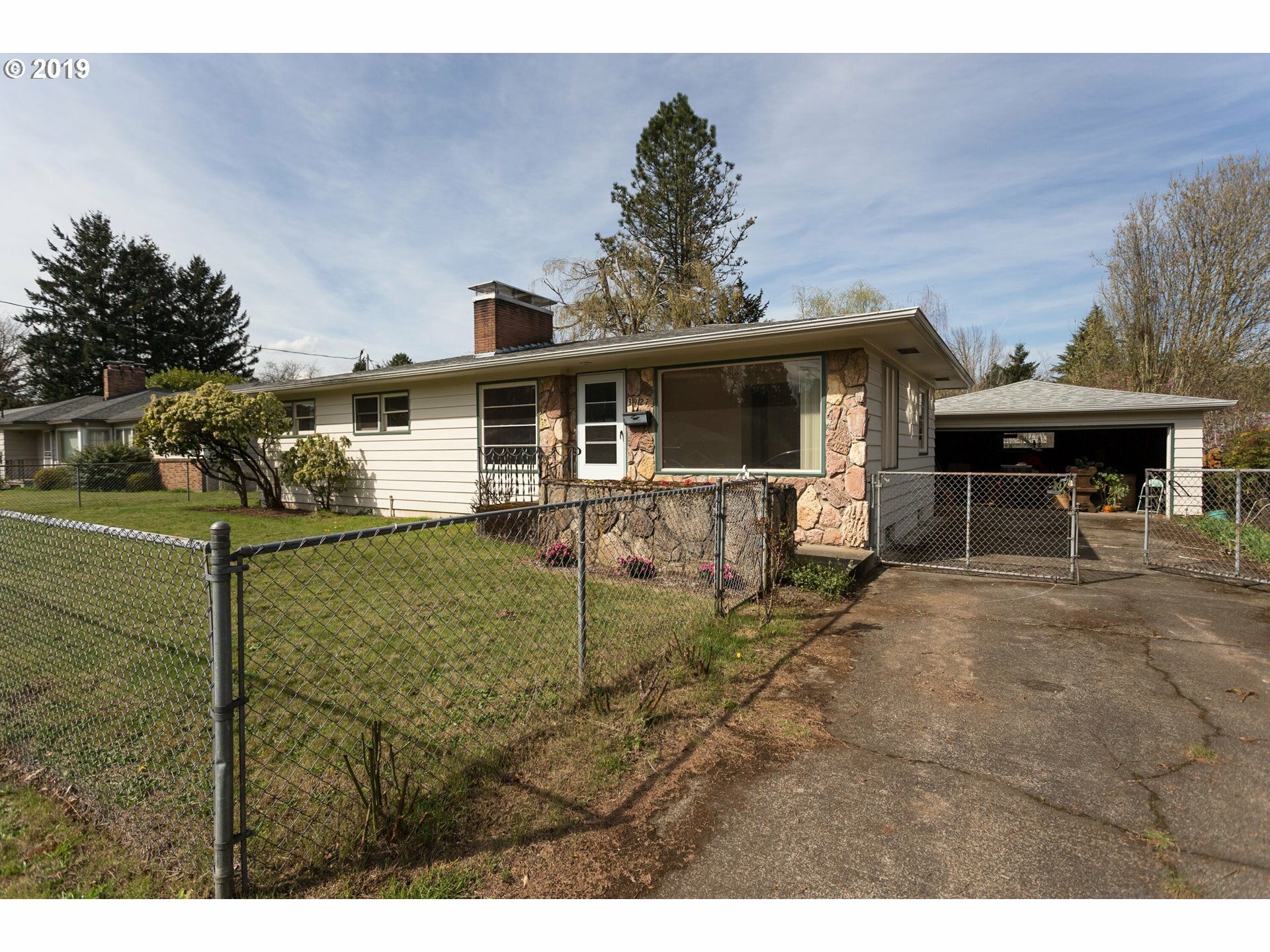 Property Photo:  3927 SE Filbert St  OR 97222 