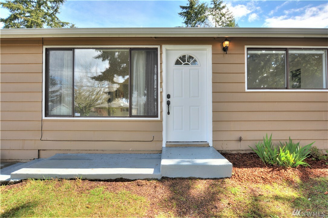 Property Photo:  30520 7th Ave SW  WA 98023 