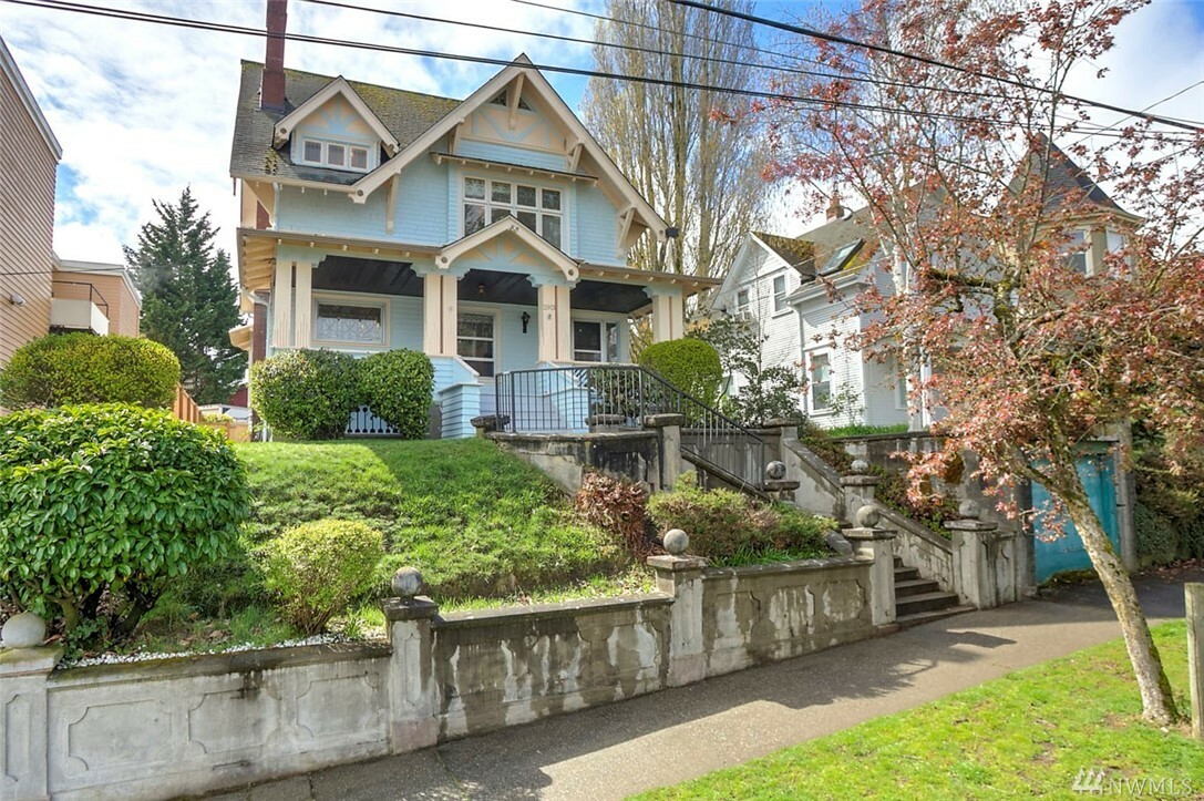 Property Photo:  2913 S Washington St  WA 98144 