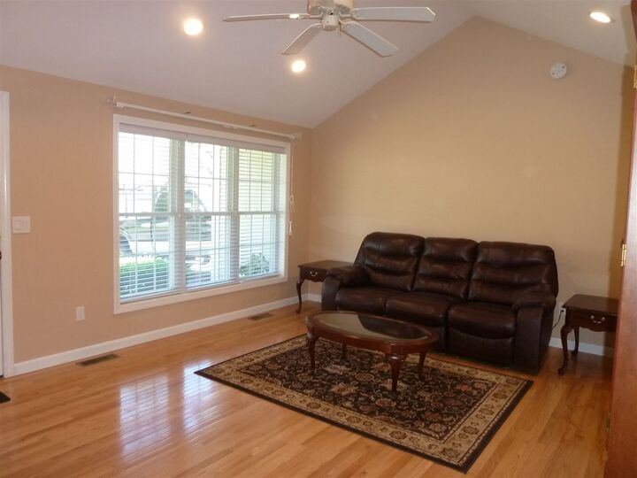Property Photo: 8 Lexington Ct NH 03051