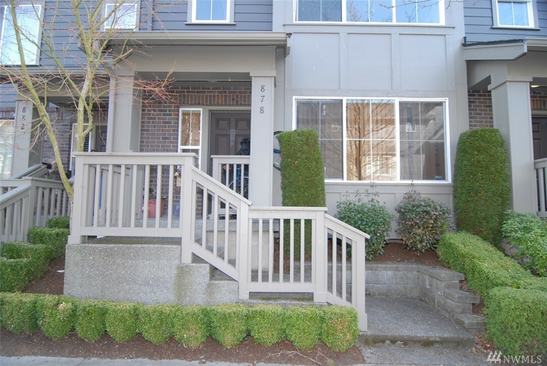 Property Photo:  878 NE 4th Ave  WA 98029 