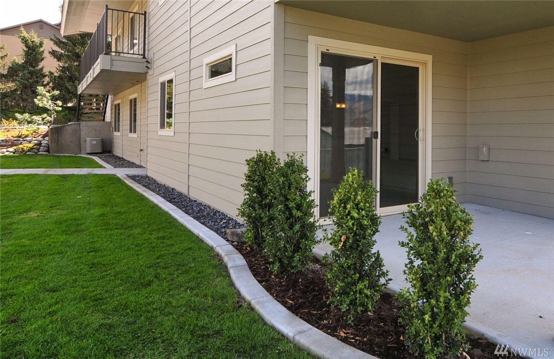 Property Photo:  520 NE 11th St 10  WA 98802 