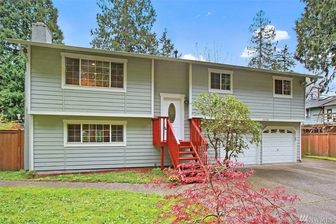 Property Photo:  11618 NE 61st St  WA 98033 