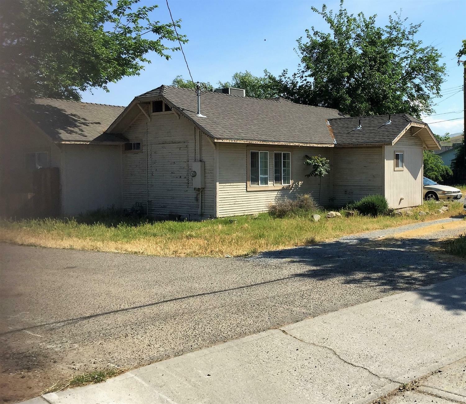 794 Pioneer Avenue  Porterville CA 93257 photo