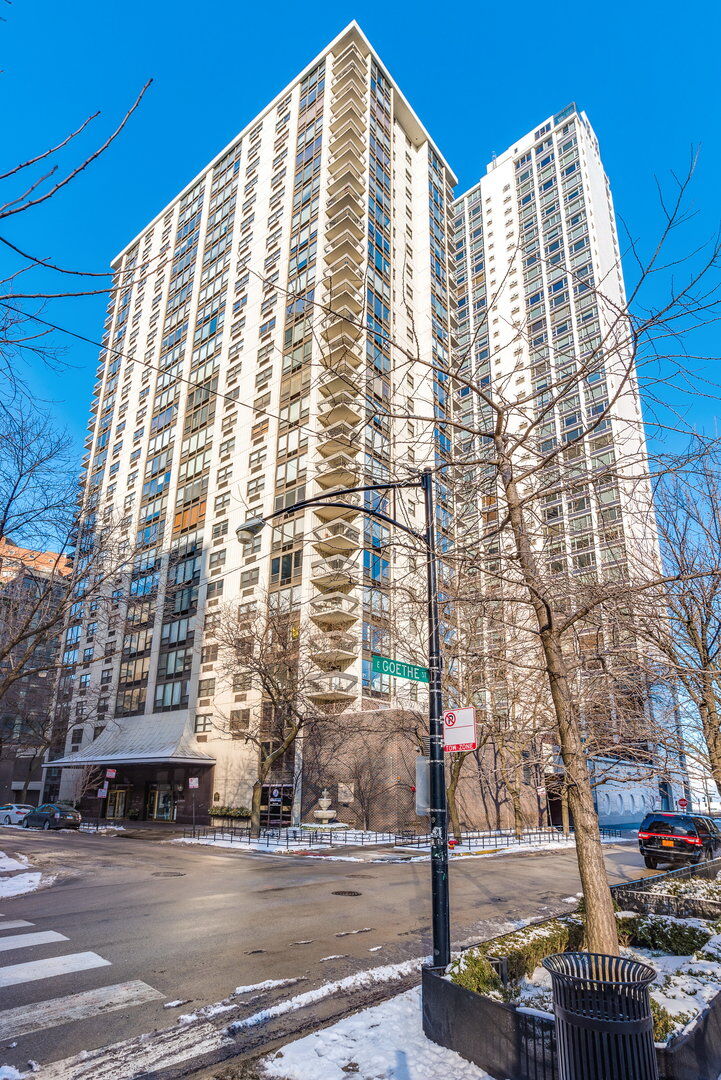 Property Photo:  1313 North Ritchie Court 1502  IL 60610 
