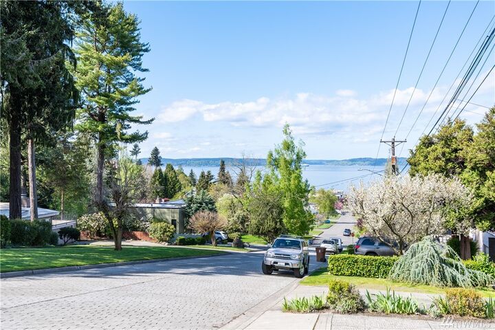 Property Photo:  627 N Carr St  WA 98403 