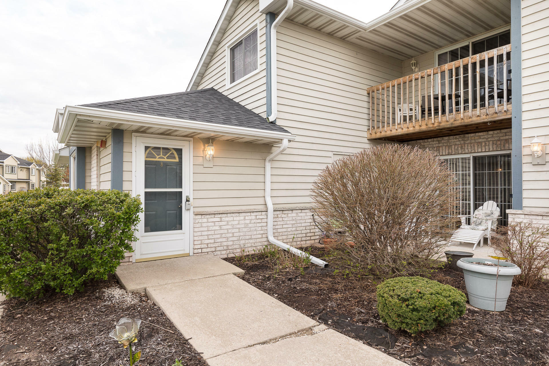 Property Photo: W240n2532 E Parkway Meadow Cir 8 WI 53072