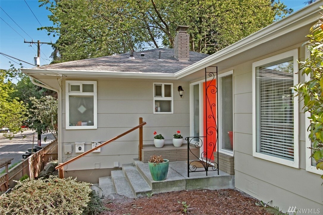 Property Photo:  2571 E Montlake Place E  WA 98112 