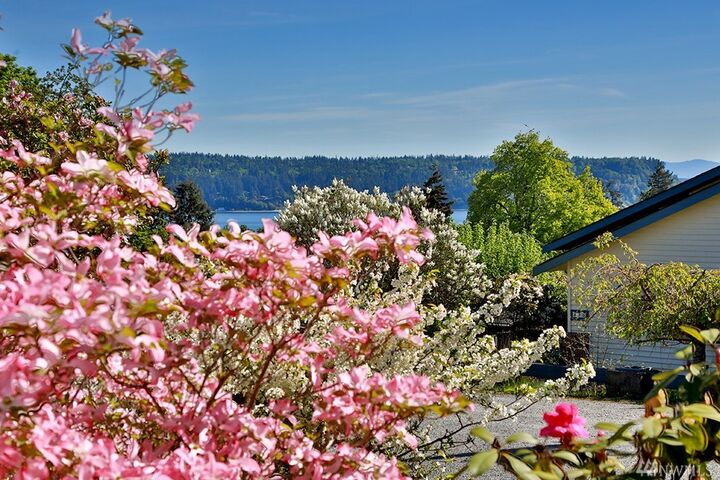 Property Photo:  421 Island View Lane  WA 98260 