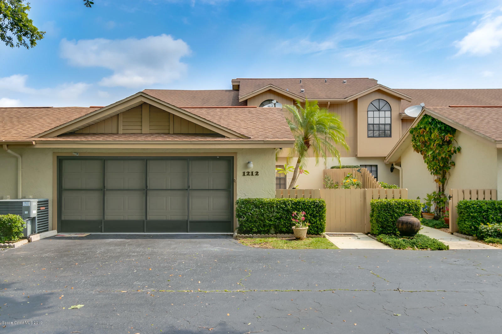 Property Photo:  1212 NE Island Green Drive  FL 32905 