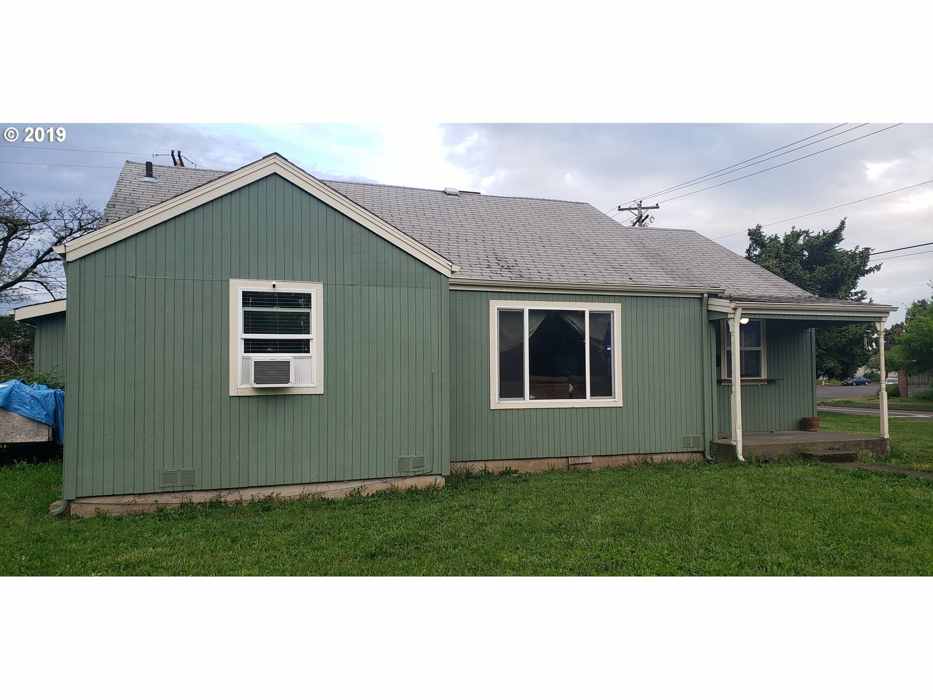 Property Photo: 411 Louis St OR 97402