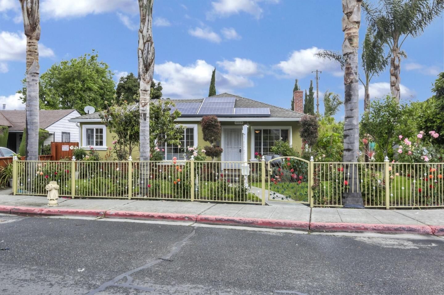 Property Photo:  1119 Newbridge Street  CA 94303 