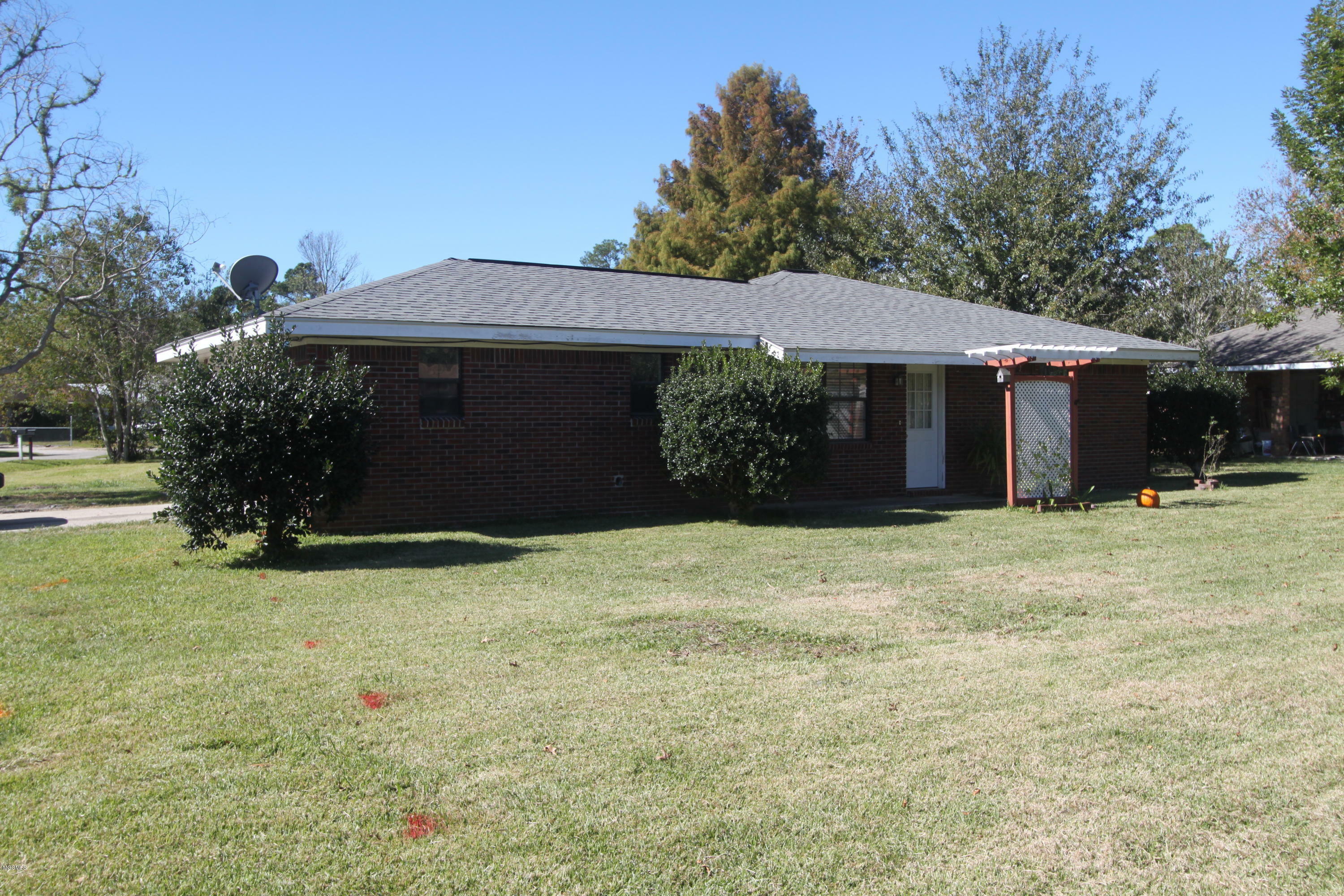 Property Photo:  901 Waveland Avenue  MS 39576 