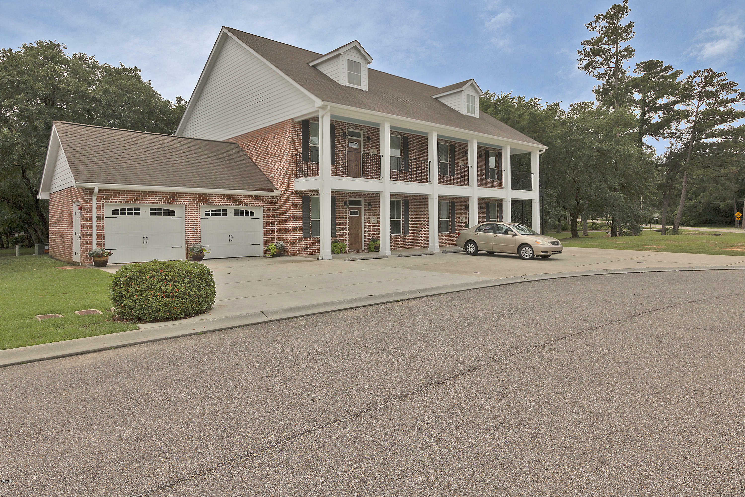 Property Photo: 206 Fairway Villas Circle MS 39525
