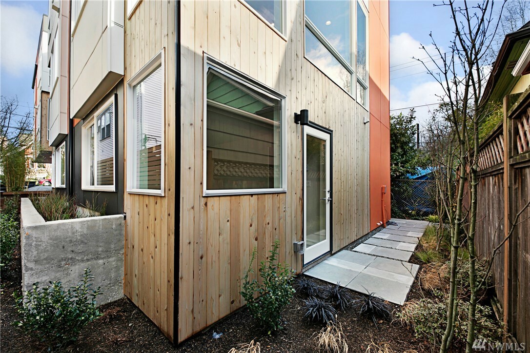 Property Photo:  2515 E Yesler Wy B  WA 98122 