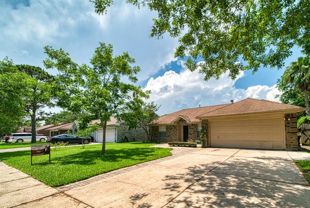 Property Photo: 3016 Cloverdale Drive TX 77573