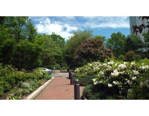 Property Photo:  9 Hawthorne Place 2G  MA 02114 