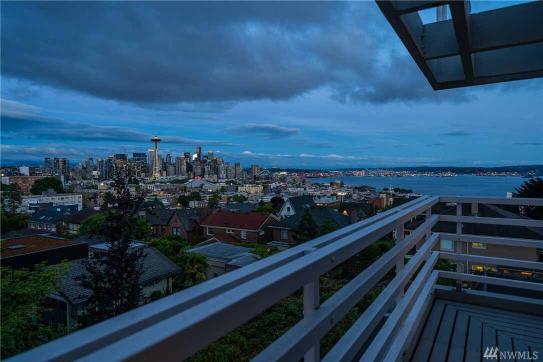 Property Photo:  411 W Prospect St  WA 98119 