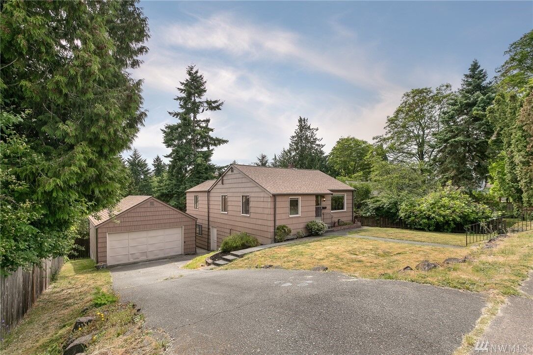 Property Photo: 11744 Roosevelt Way NE WA 98125