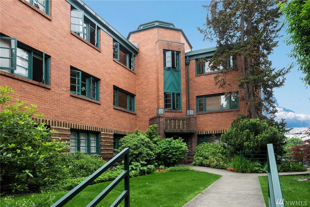 Property Photo: 2717 Franklin Avenue E 304 WA 98102