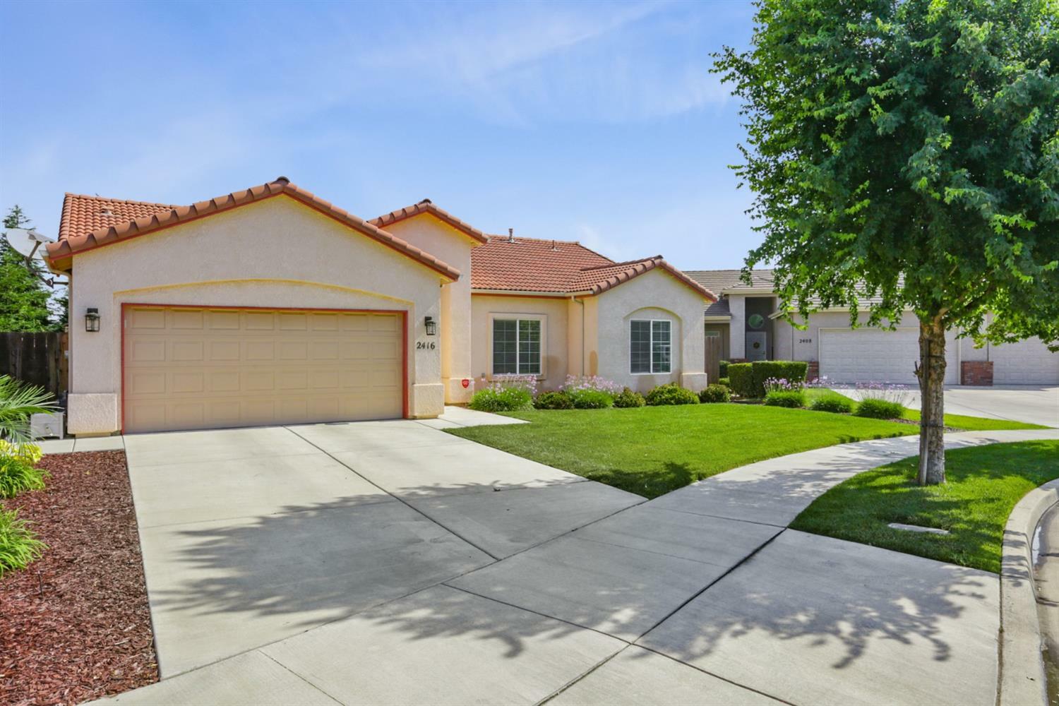 Property Photo:  2416 W Modoc Avenue  CA 93291 