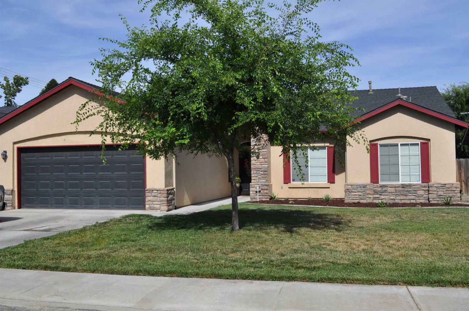 Property Photo:  976 N Villa Street  CA 93257 