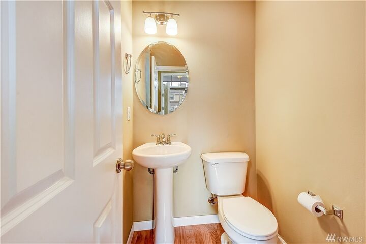 Property Photo:  1513 W Smith Ct  WA 98032 