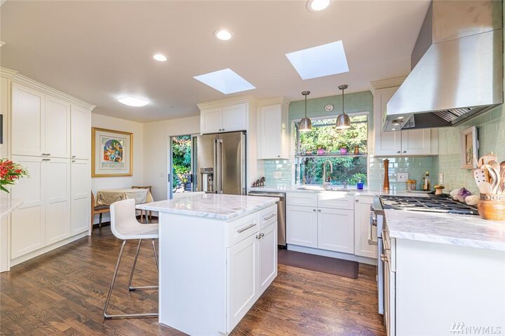 Property Photo: 2430 SW 121st St WA 98146