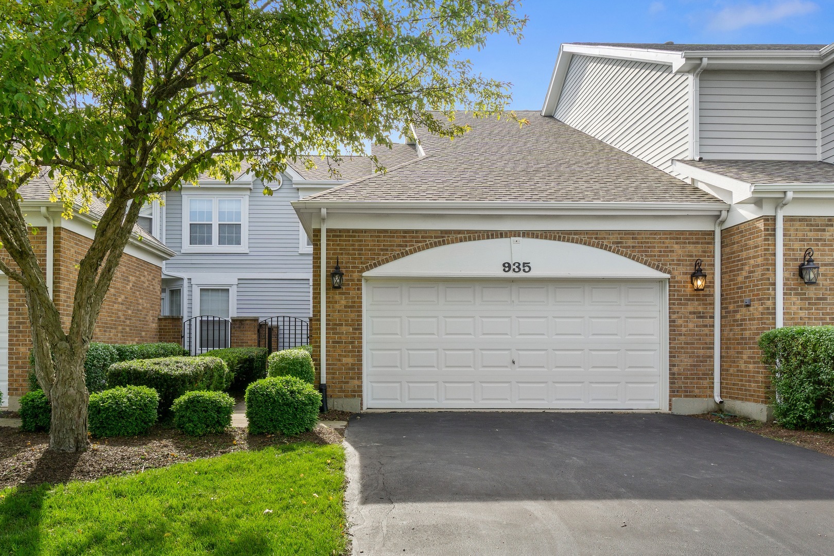Property Photo: 935 Heathrow Lane IL 60540