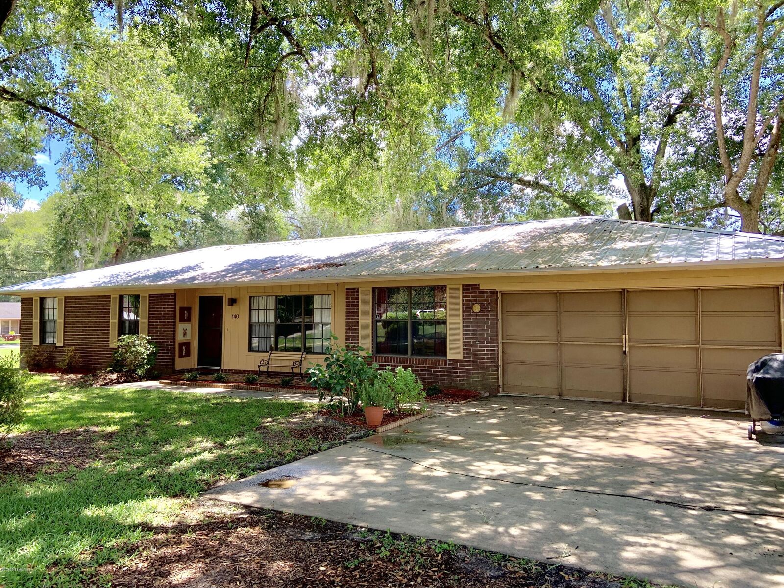 Property Photo: 140 Nancy Place FL 32177