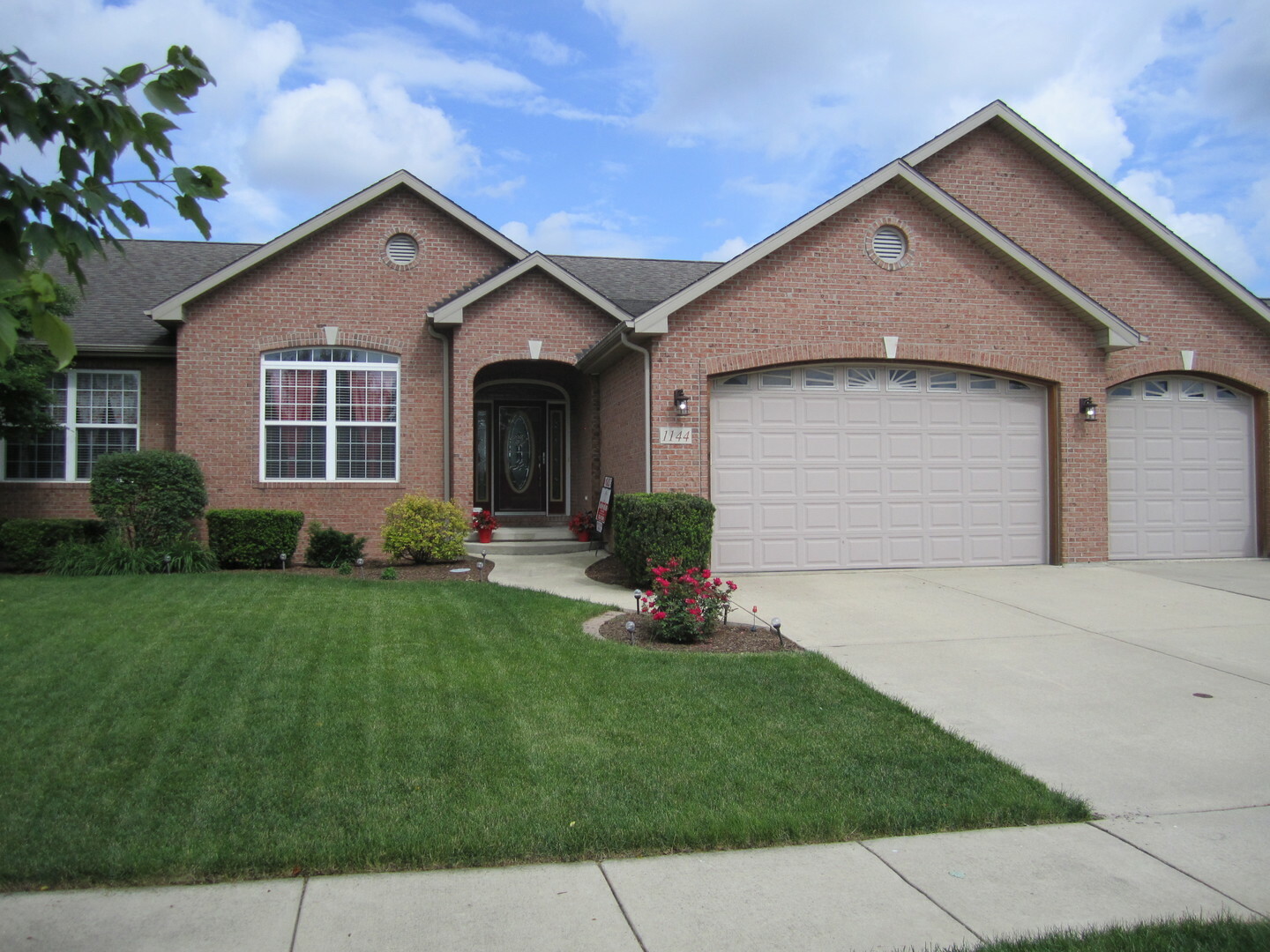 Property Photo:  1144 Oxford Circle  IL 60178 