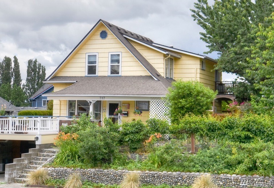Property Photo:  717 Puget St NE  WA 98506 