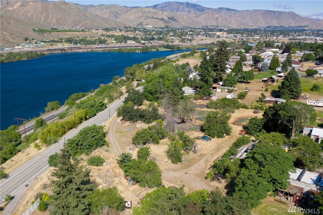 Property Photo: 817 825, 835 Rock Island Rd WA 98802