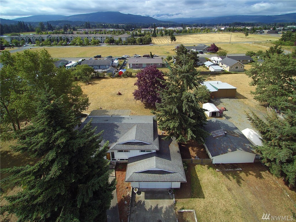 Property Photo:  1021 W Spruce Ct  WA 98382 