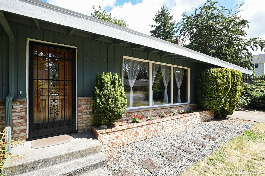 Property Photo:  740 N 165th St  WA 98133 