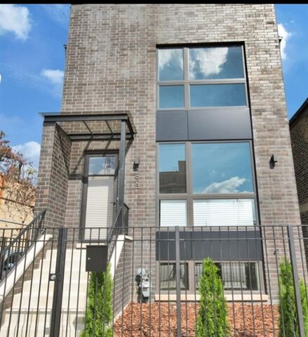 Property Photo: 2658 W Grand Avenue IL 60612