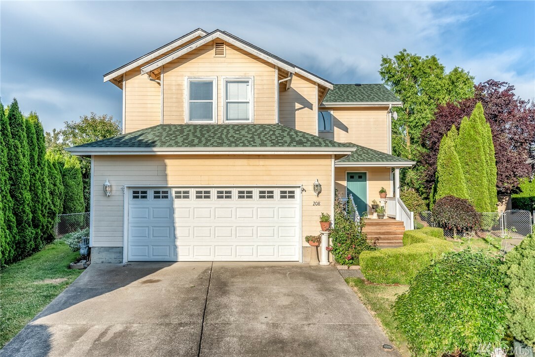 Property Photo:  208 Lincoln Cir  WA 98295 