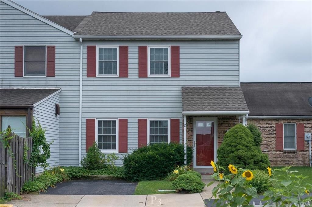 Property Photo:  2 Fort Lee Court  PA 18040 