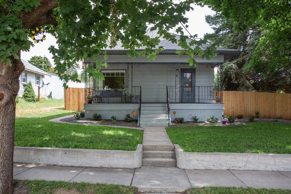 Property Photo: 128 S College St WA 99033