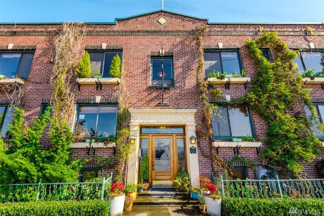 Property Photo: 2348 Alki Ave SW 102 WA 98116