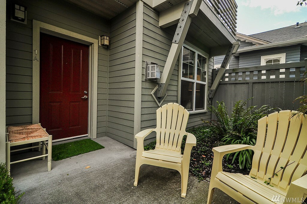 Property Photo:  5953 California Ave SW 1-A  WA 98136 