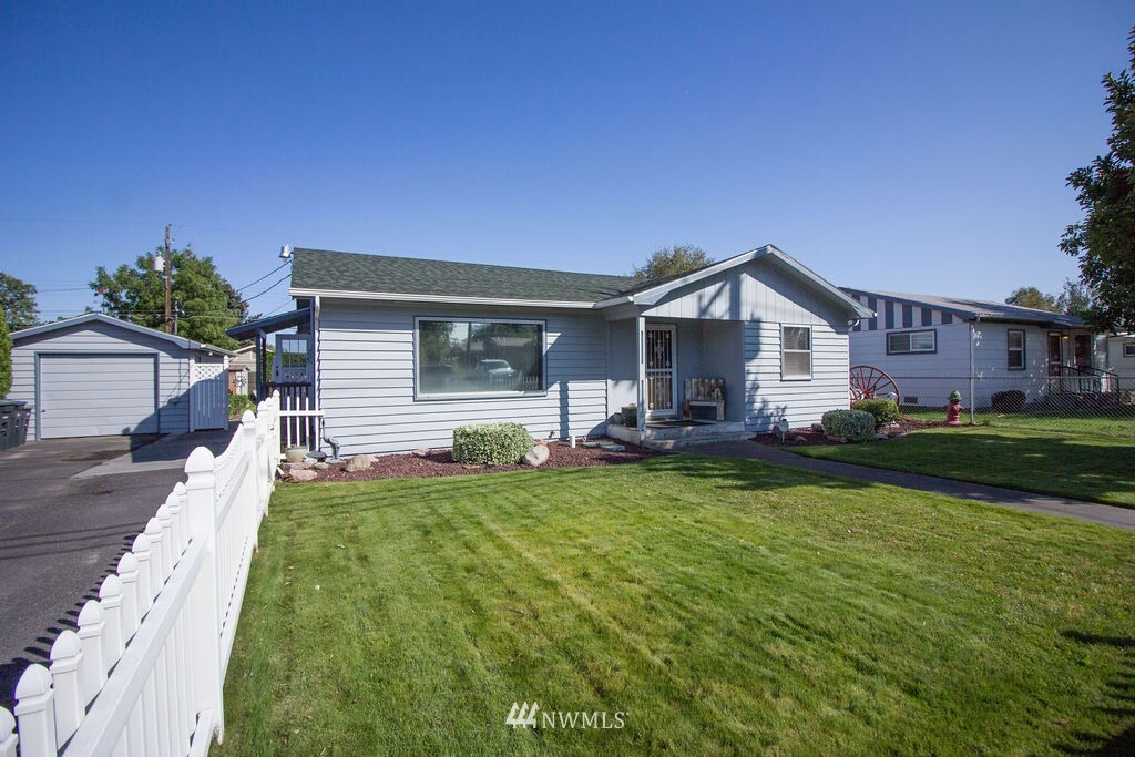 Property Photo: 2115 W Peninsula Drive WA 98837