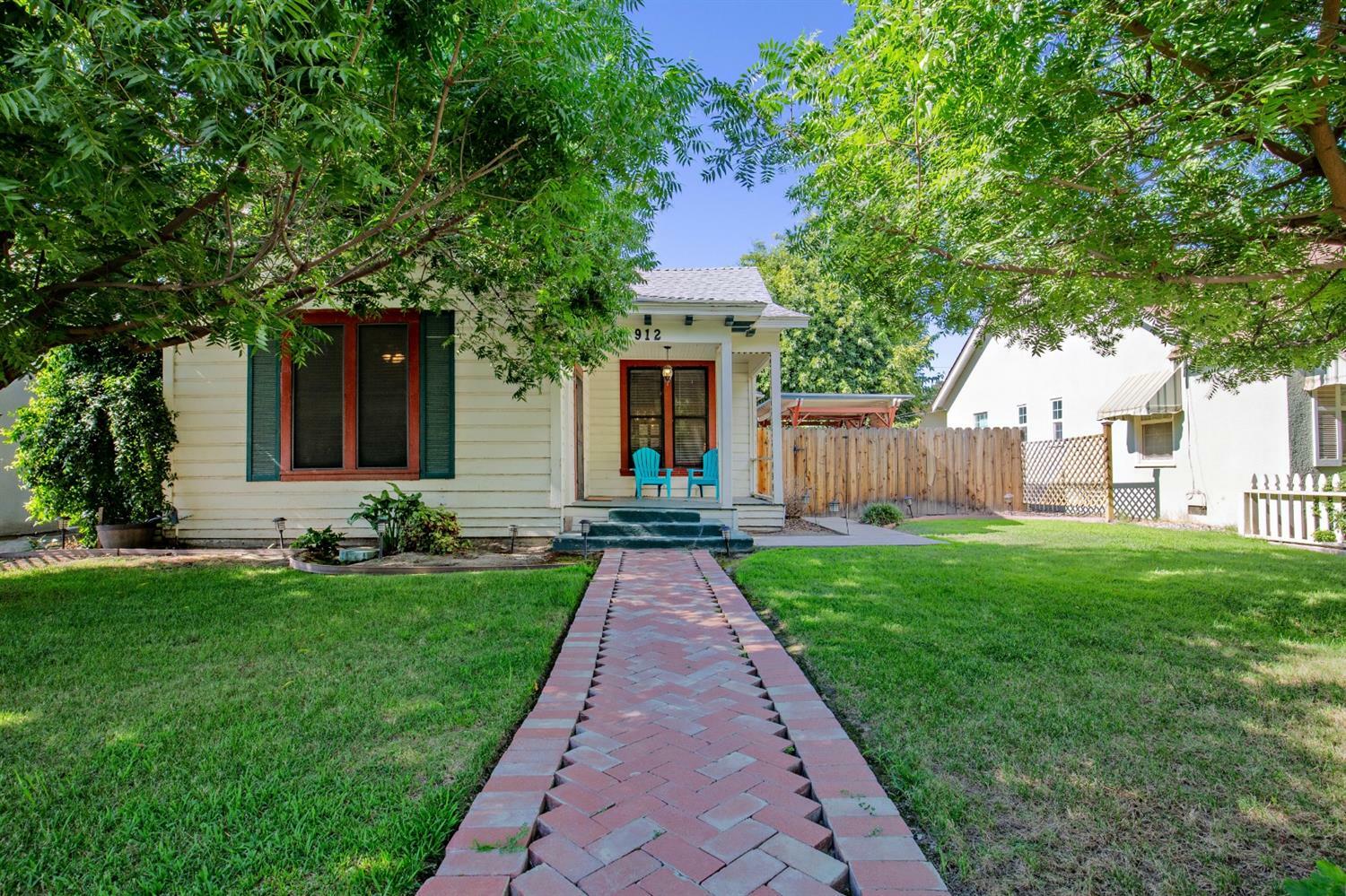 Property Photo:  912 W Kaweah Avenue  CA 93277 