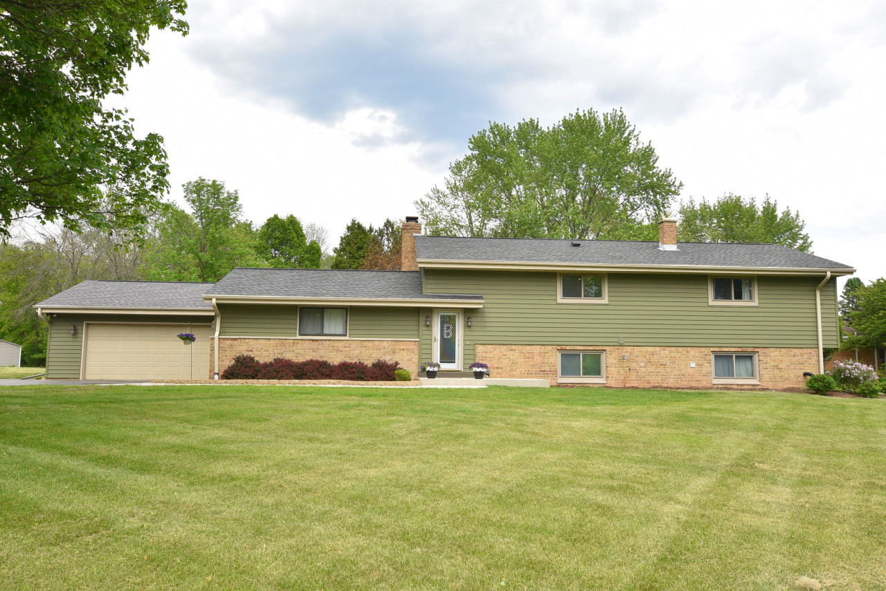 Property Photo:  11912 N Oriole Ln  WI 53092 