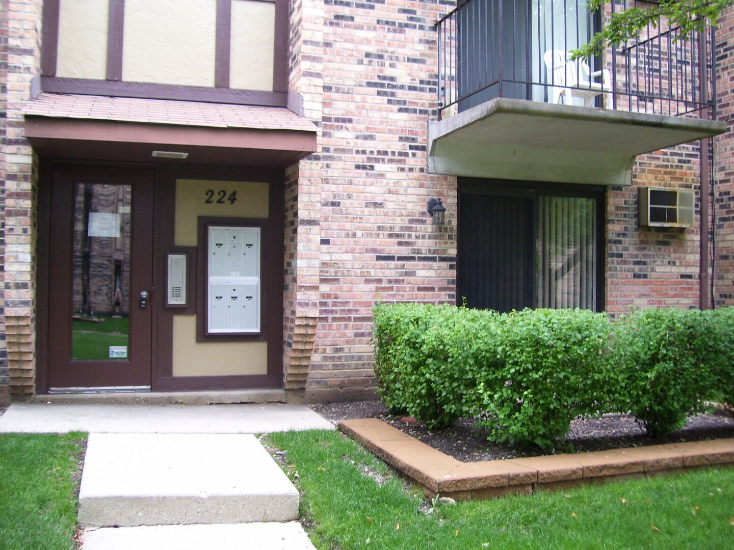 Property Photo:  224 Klein Creek Court 2B  IL 60188 