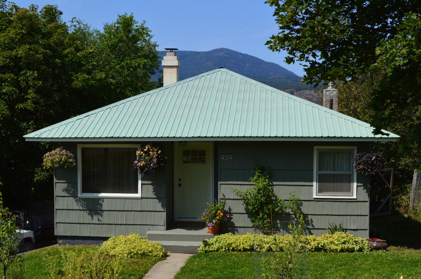 Property Photo: 939 N Maple St WA 99114