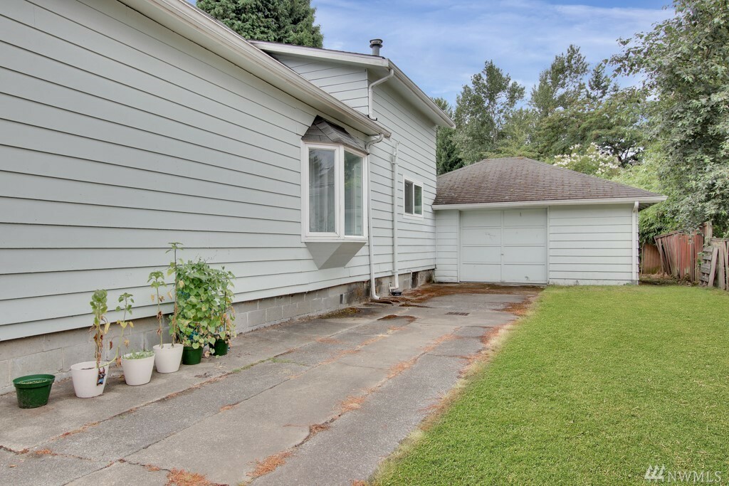 Property Photo:  506 Harrison St  WA 98390 