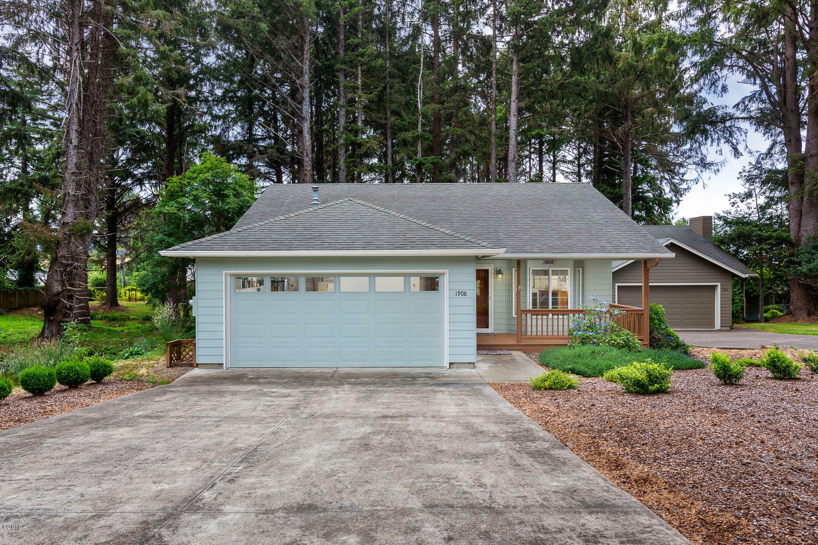 Property Photo: 1908 NW 35th Place OR 97367