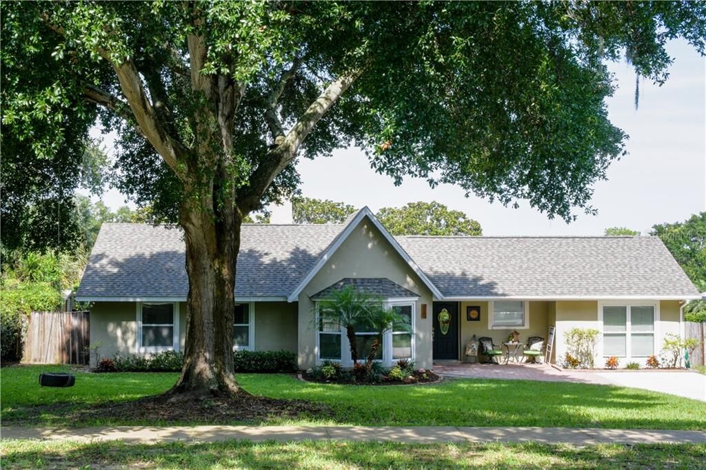 Property Photo:  810 S Main Avenue  FL 34715 