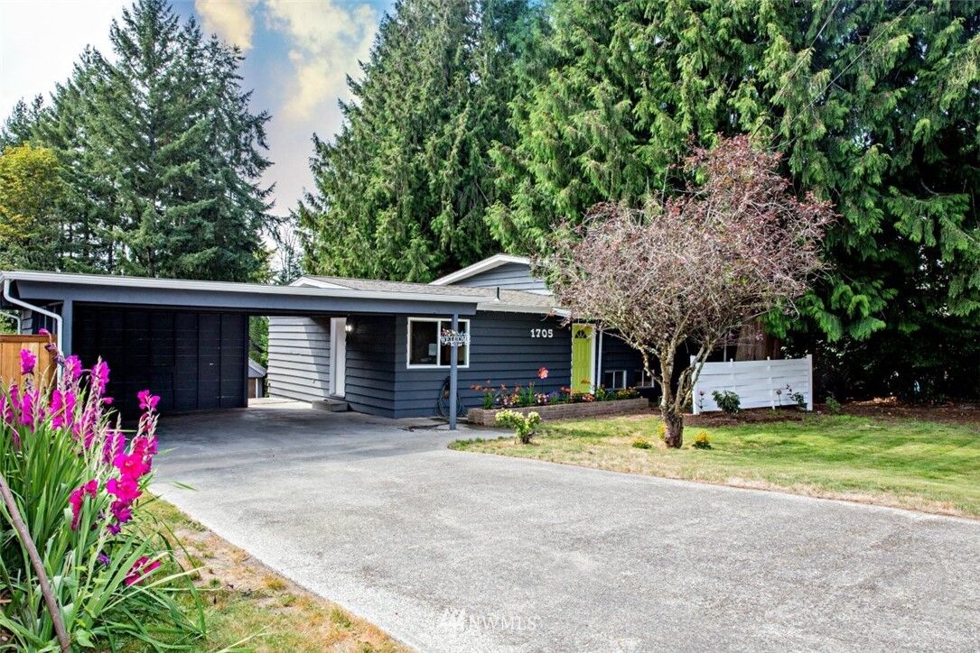 Property Photo:  1705 15th Avenue  WA 98354 